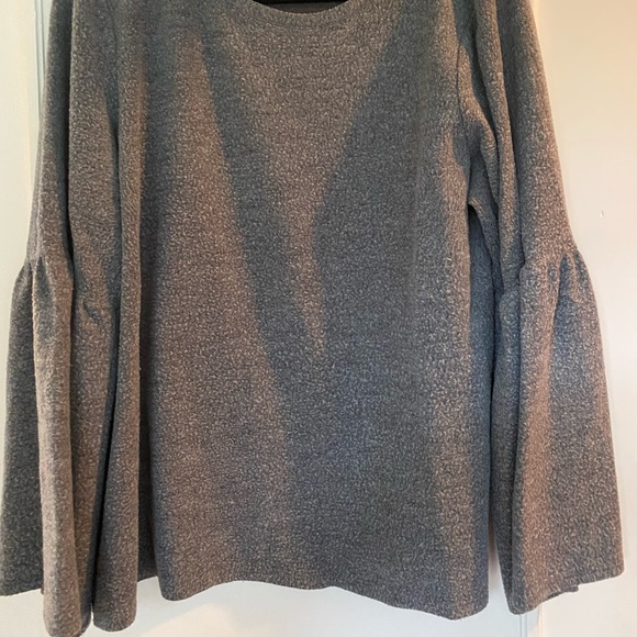 Two by Vince Camuto Tops - Vince Camuto bell sleeve grey top XL